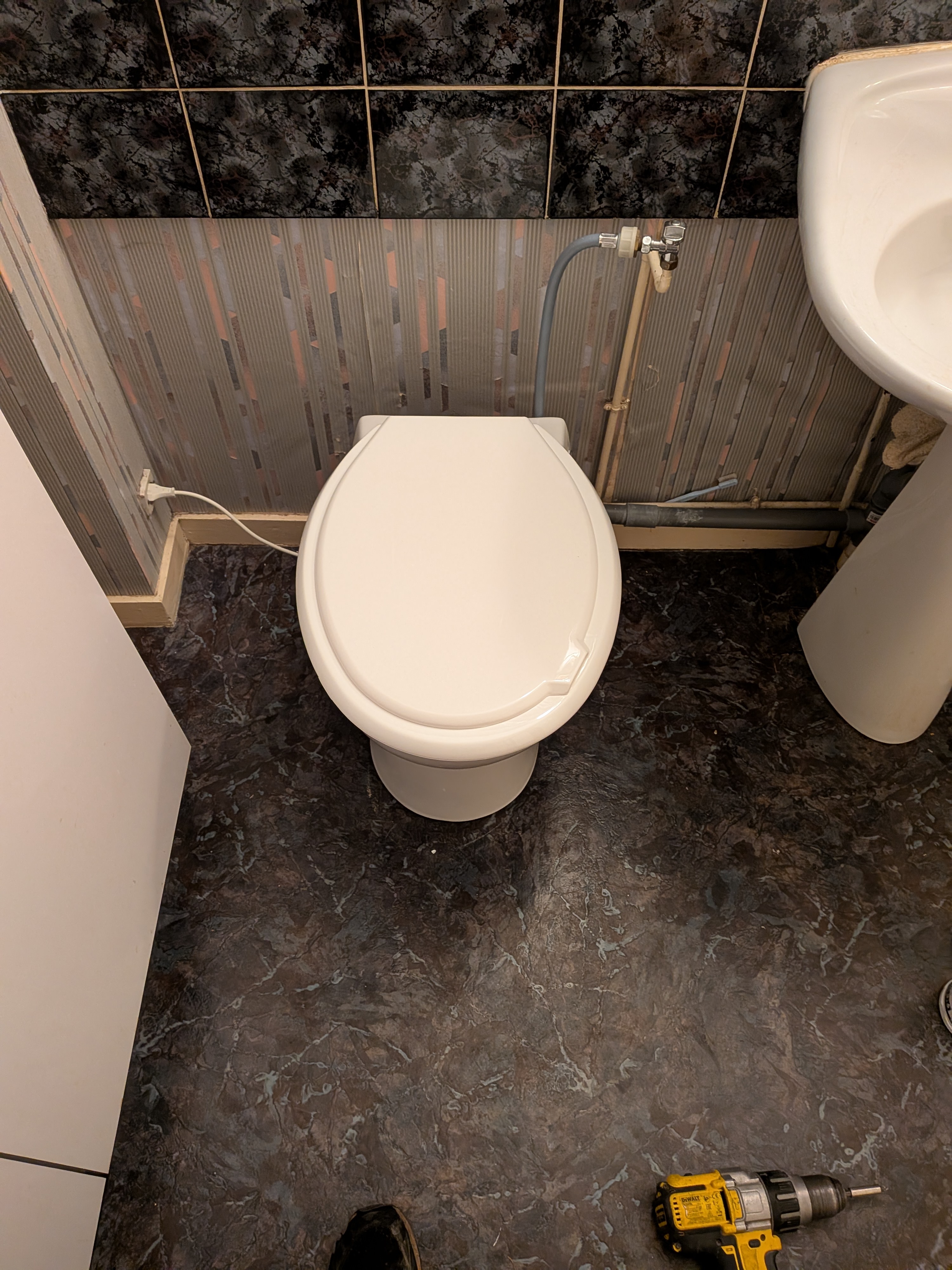 Installation d'un WC en cours de chantier