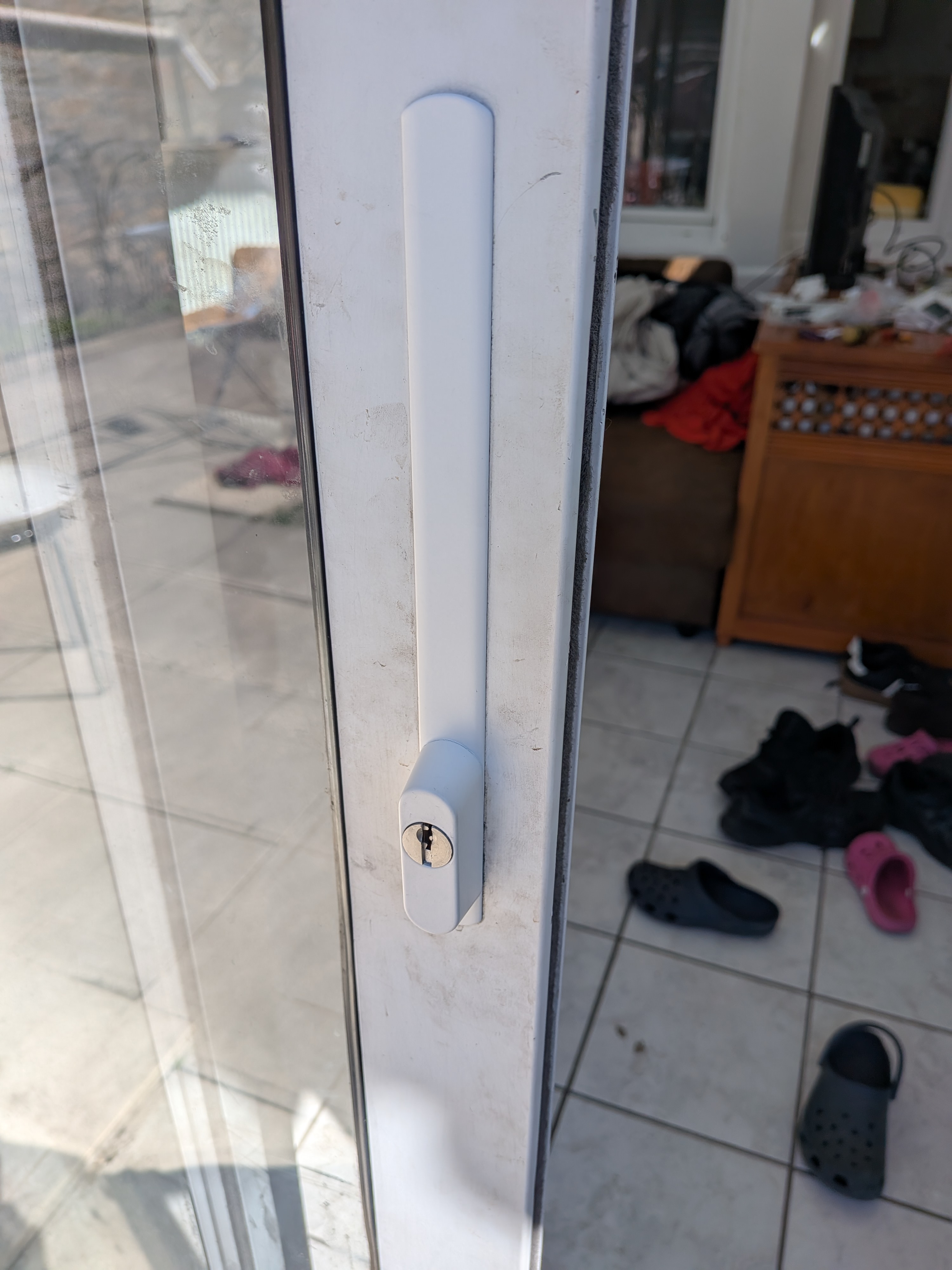 Poignée et serrure de baie vitrée