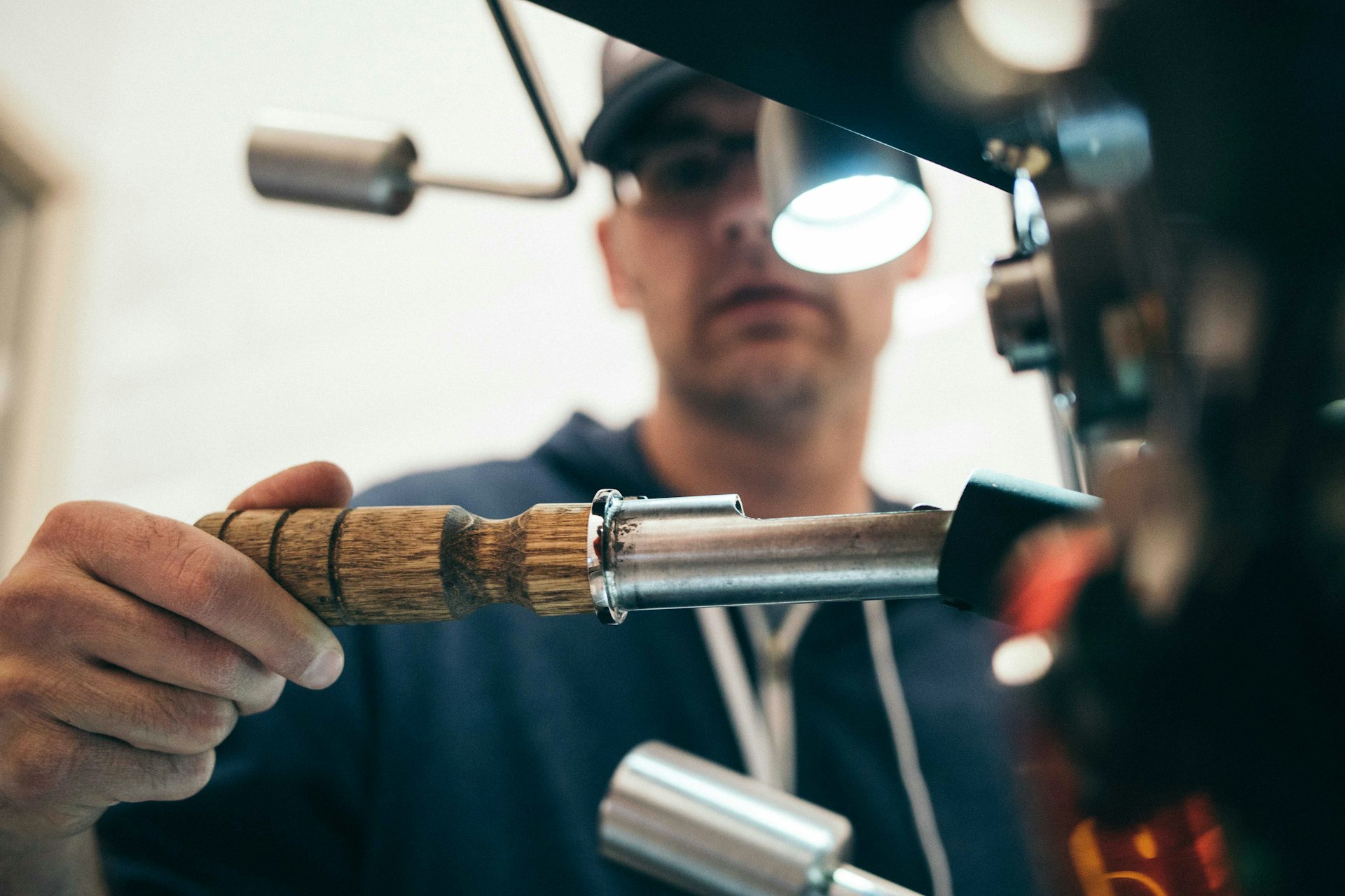 Artisan au travail, outils en main