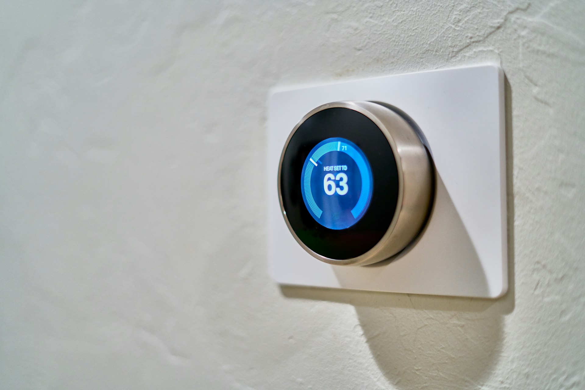 Thermostat de chauffage moderne réglé dans un logement