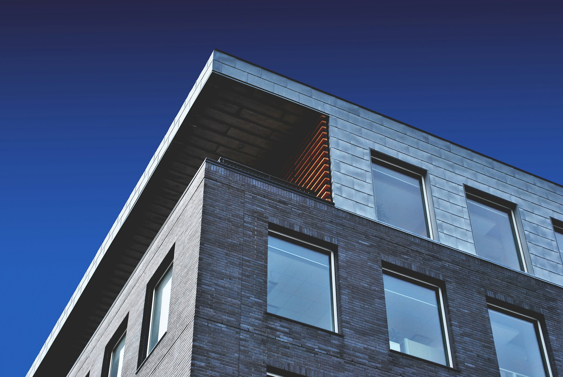 Façade vitrée moderne — vitrerie VilaNova