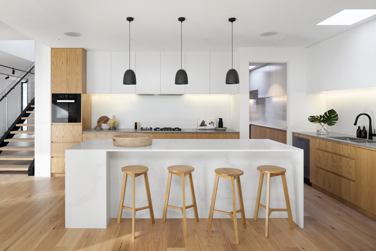 Intérieur de logement lumineux et bien entretenu